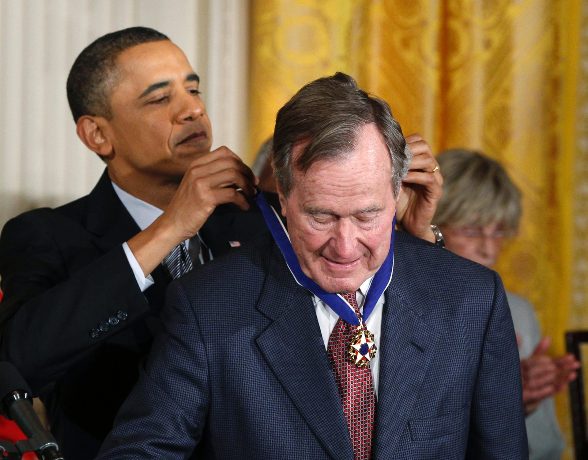 Späte Ehre: Barack Obama verleiht Bush im Februar 2011 im Weißen Haus die Freiheitsmedaille – die höchste zivile Auszeichnung in den USA. Obama lobt dabei insbesondere Bushs diplomatisches Geschick bei der Beendigung des Kalten Kriegs.
