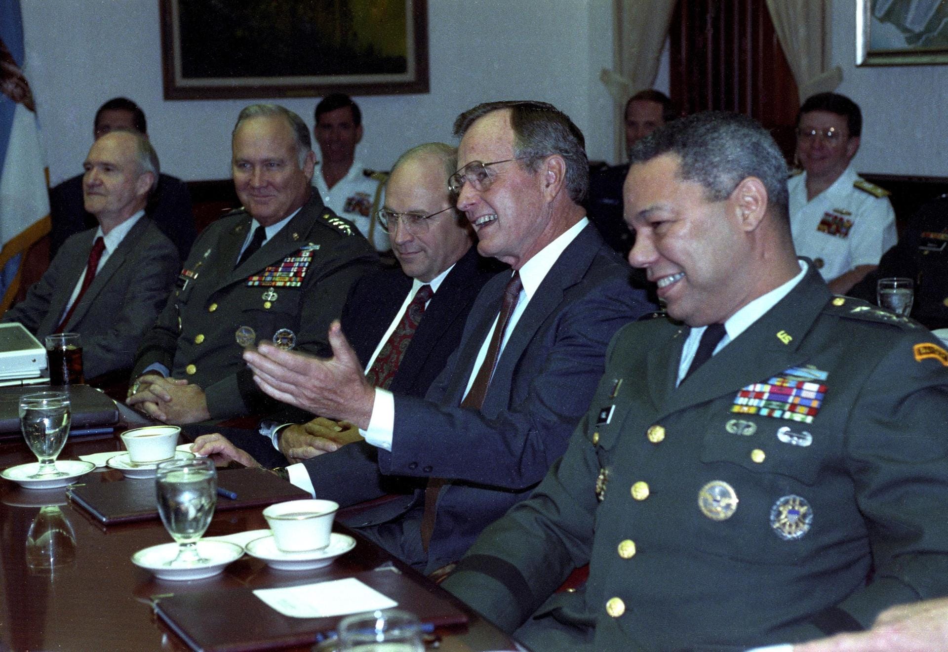 Golfkrise: Als der Irak das benachbarte Kuwait überfällt, berät Präsident Bush im August 1990 im Pentagon mit seiner militärischen Führung: General Norman Schwarzkopf, Verteidigungsminister Dick Cheney und Generalstabschef Colin Powell.