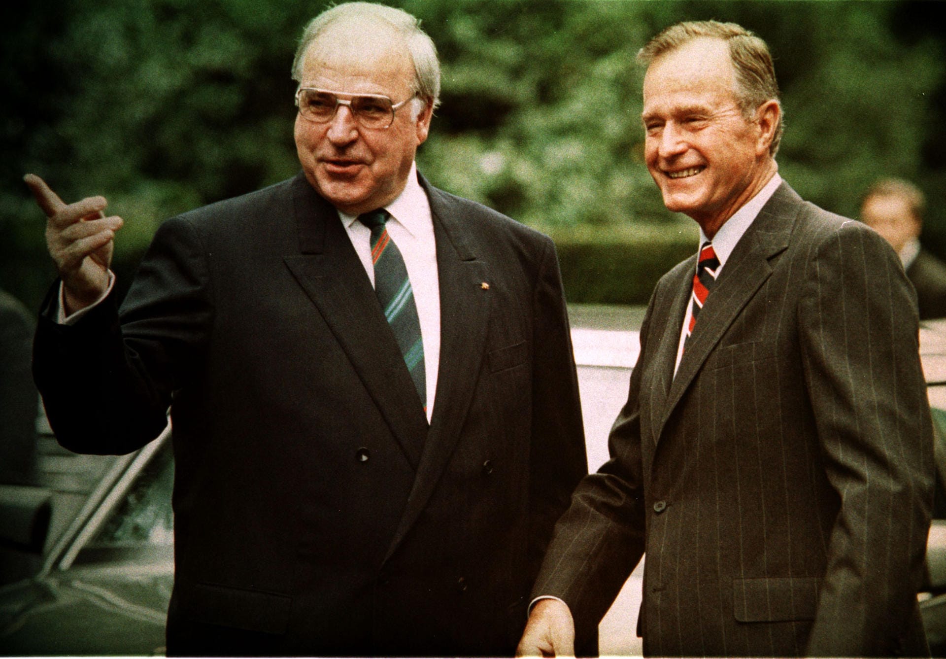 Hilfe bei der Einheit: Nach dem Mauerfall wird Bush zum Fürsprecher der deutschen Einheit. Bundeskanzler Helmut Kohl erhält vom US-Präsidenten – hier gemeinsam auf dem Nato-Gipfel im Juli 1990 in London – wichtige Unterstützung. Bush trägt dazu bei, dass Frankreich und Großbritannien ihren Widerstand gegen eine Wiedervereinigung aufgeben.