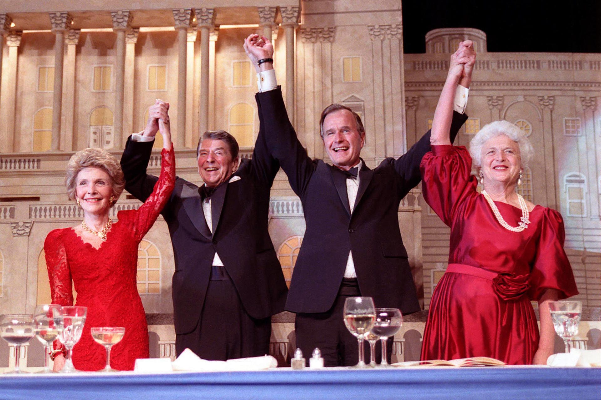Die Krönung: Nach acht Jahren als Vizepräsident will Bush Ronald Reagan als Präsident nachfolgen. Auf diesem feierlichen Abendessen im Mai 1988 versichert der beliebte Reagan seinem Vize offiziell die Unterstützung – ein wichtiges Signal, das mit den Ehefrauen Nancy Reagan und Barbara Bush inszeniert wird.