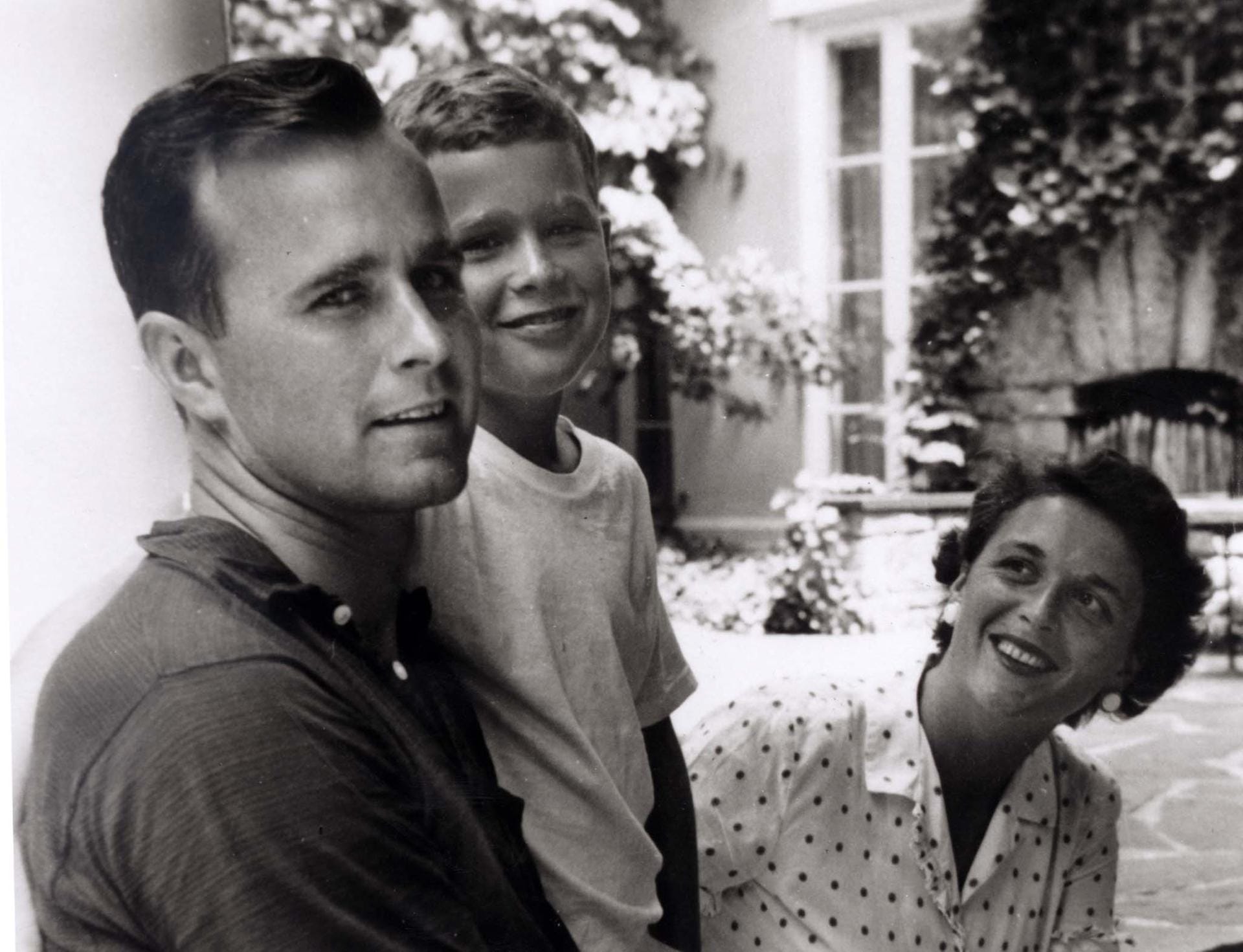 Zwei künftige US-Präsidenten auf einem Bild: Die Aufnahme zeigt Bush und seine Ehefrau mit ihrem ersten Sohn, dem damals neunjährigen George W. Bush im Sommer 1955.