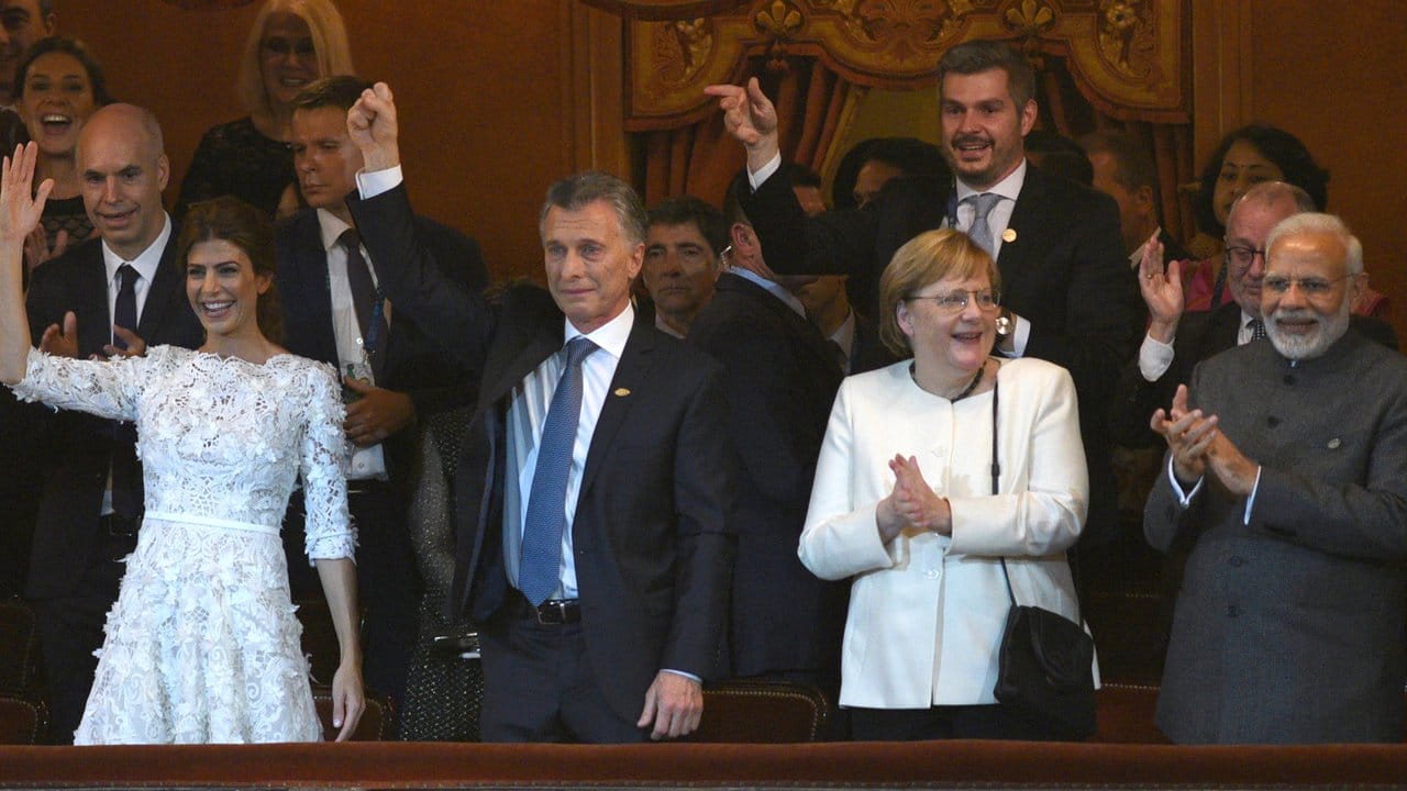 Argentiniens First Lady Juliana Awada (l-r), Argentiniens Präsident Mauricio Macri, Bundeskanzlerin Angela Merkel und Indiens Premierministerin Narendra Modi applaudieren im im Colon Theater in Buenos Aires.
