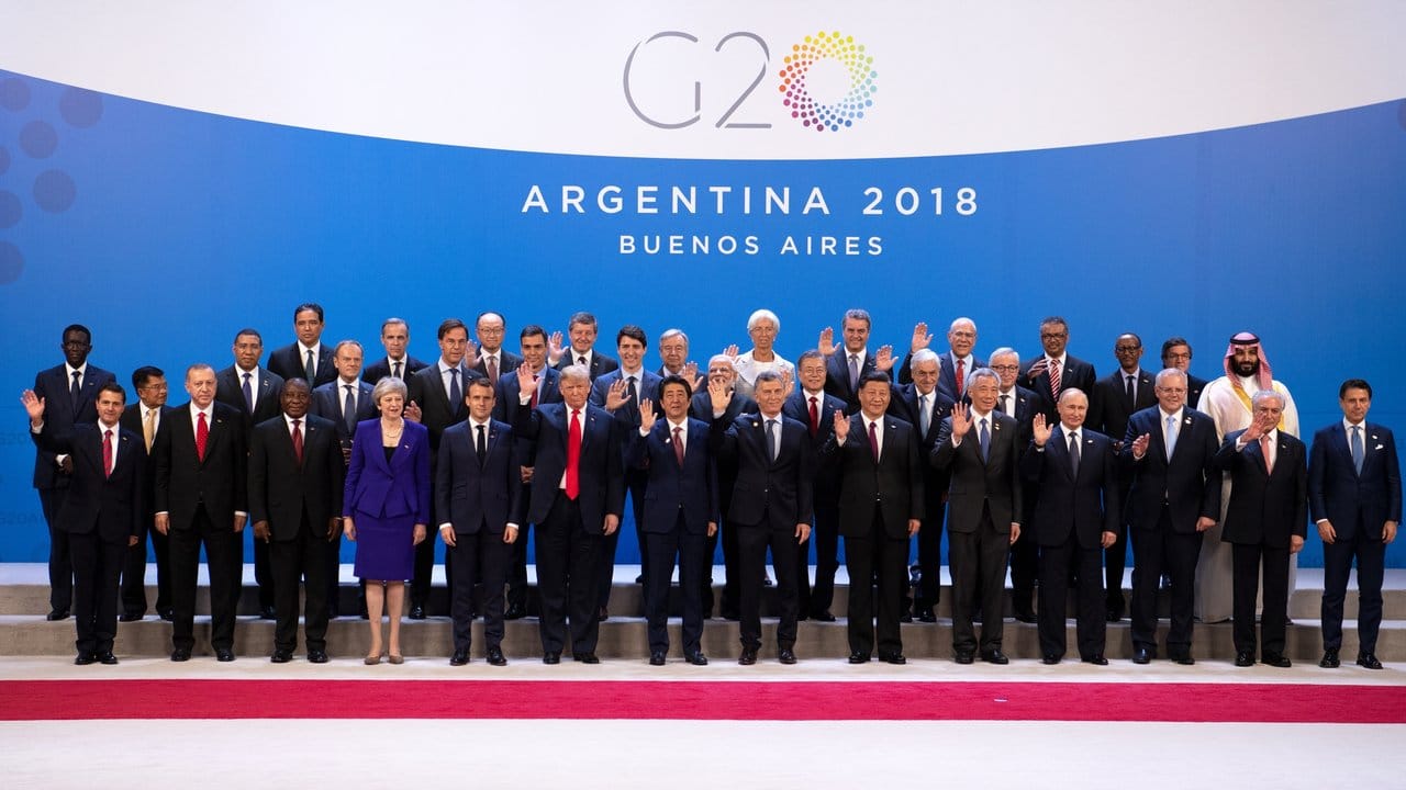 Teilnehmer des Gipfels haben sich im Tagungszentrum des G20 Gipfeltreffens in Buenos Aires zu einem Familienfoto aufgestellt.