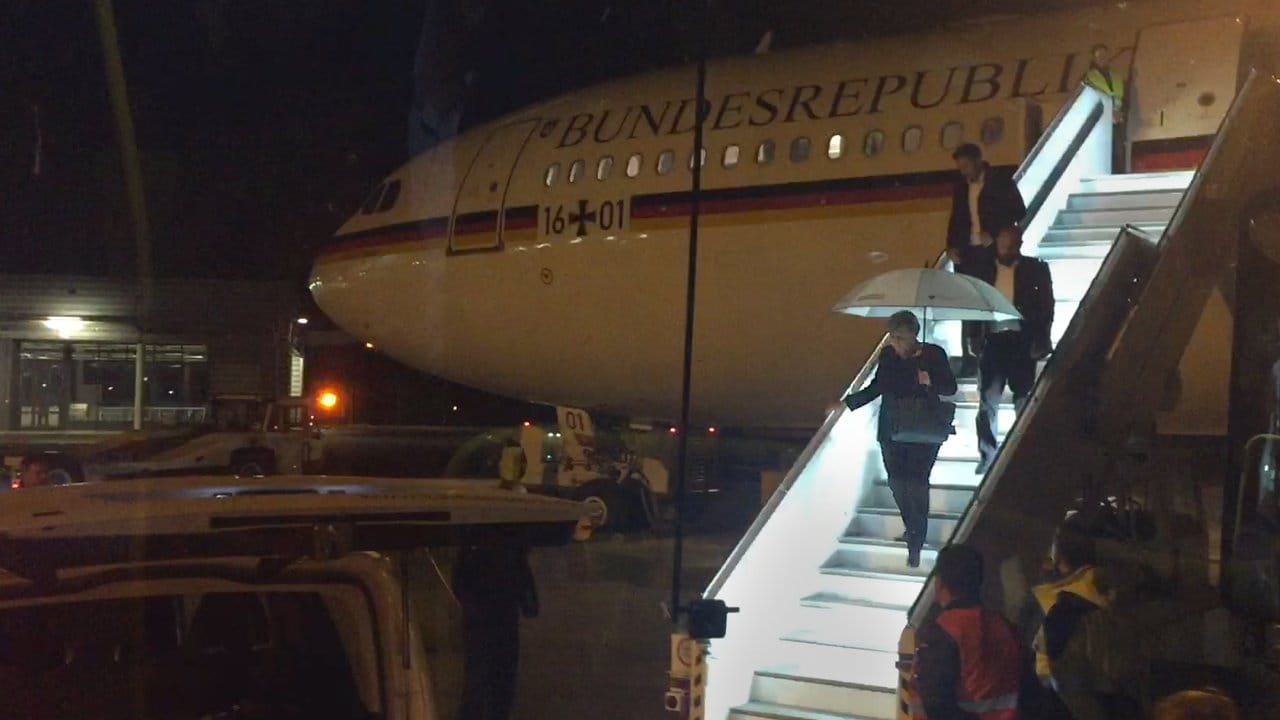 Kanzlerin Merkel verlässt den Kanzler-Airbus "Konrad Adenauer" auf dem Rollfeld des Kölner Flughafens.
