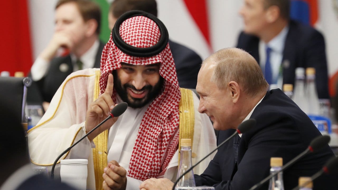 Der saudische Kronprinz Mohammed bin Salman (l) und Kremlchef Wladimir Putin unterhalten sich während des G20-Gipfels in Buenos Aires.