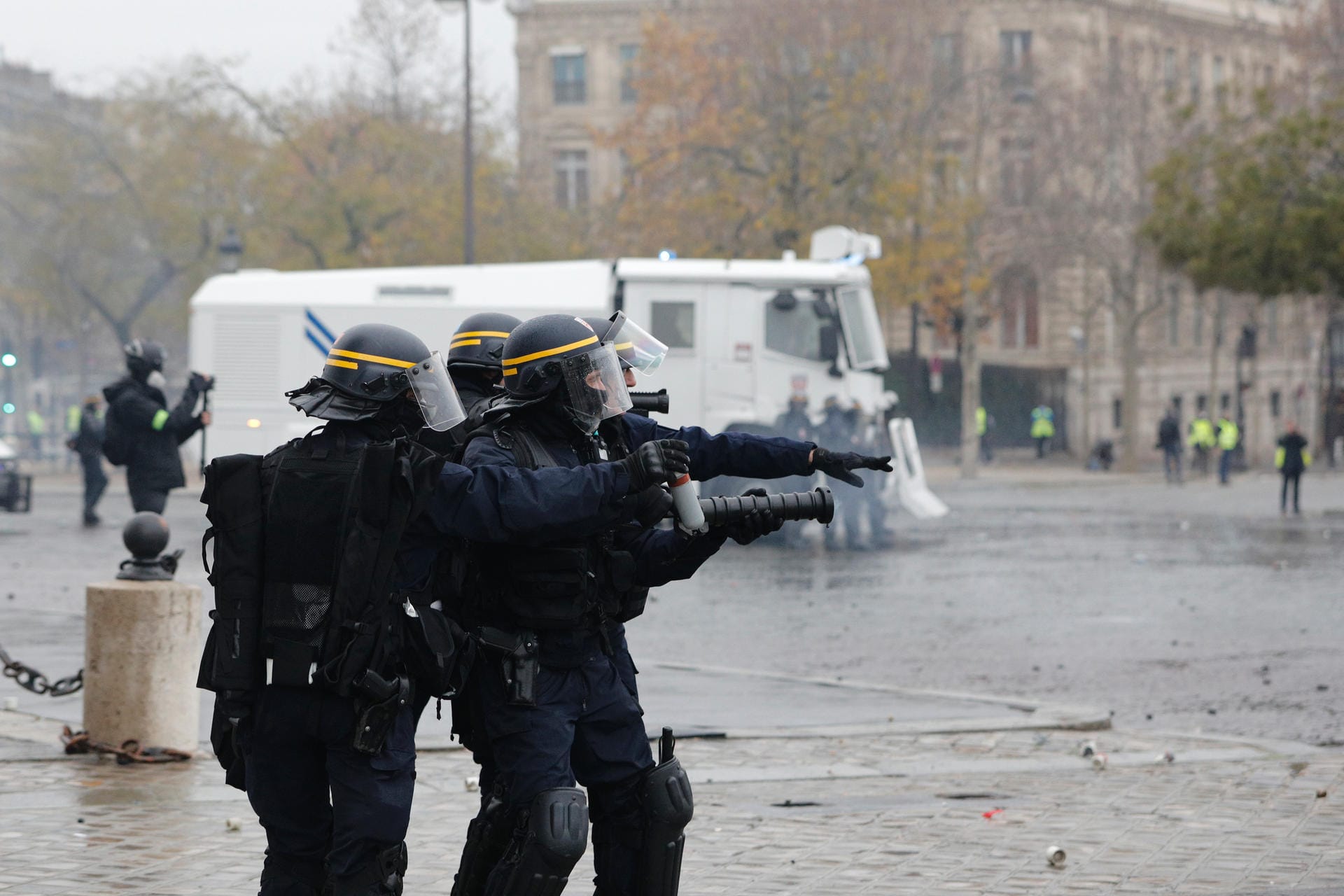 Bei den Auseinandersetzungen wird von der französischen Polizei zumeist Tränengas eingesetzt um die Demonstranten zurück zu drängen.