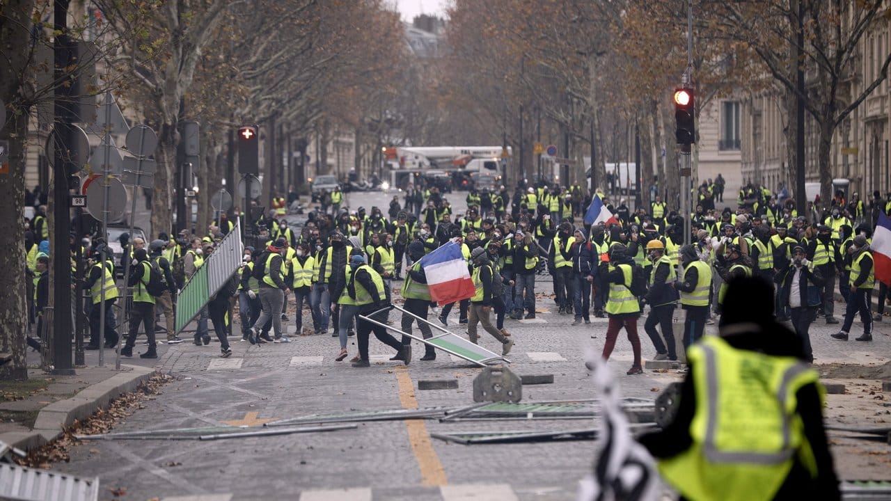 "Gelbwesten" bauen eine Barrikade in der Nähe der Champs-Elysees.