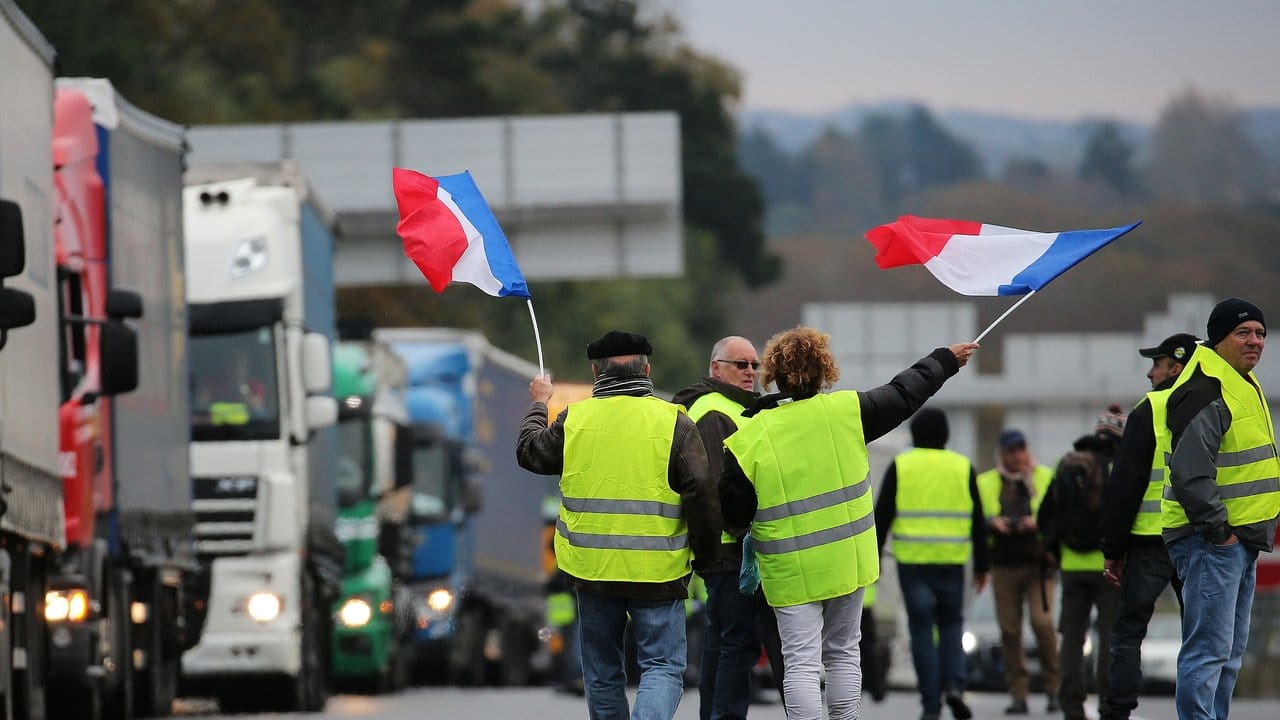 "Gelbwesten" blockieren eine Autobahn bei Biarritz.