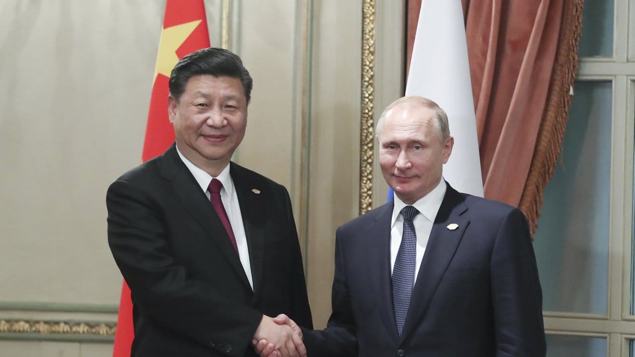 Chinas Präsident Xi Jinping (l) und Kremlchef Wladimir Putin begrüßen sich beim G20-Gipfel in Buenos Aires.