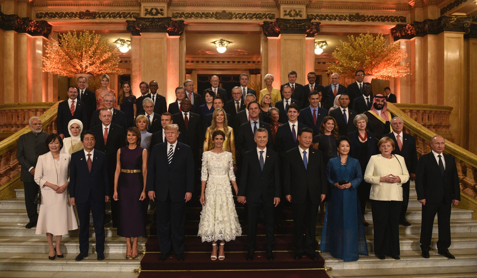 Teilnehmer des G20-Gipfels posieren kurz vor dem Gala-Dinner für ein Gruppenfoto.