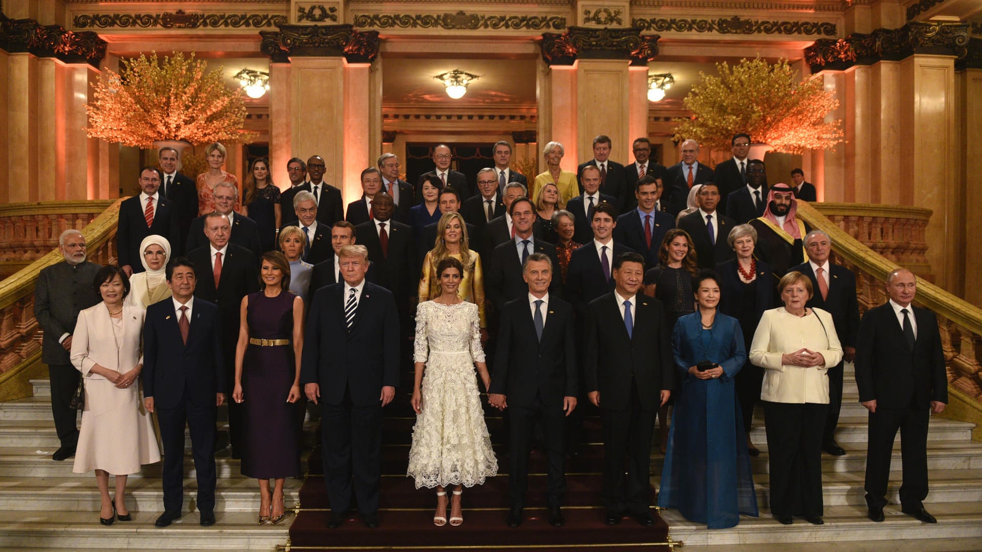 Teilnehmer des G20-Gipfels posieren kurz vor dem Gala-Dinner für ein Gruppenfoto.