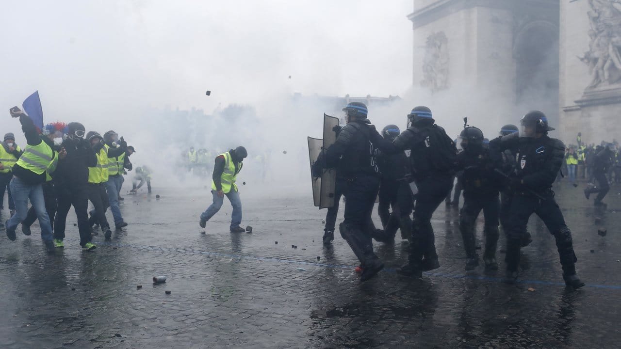 "Gelbwesten" liefern sich am Arc de Triomphe Auseinandersetzungen mit Polizisten.