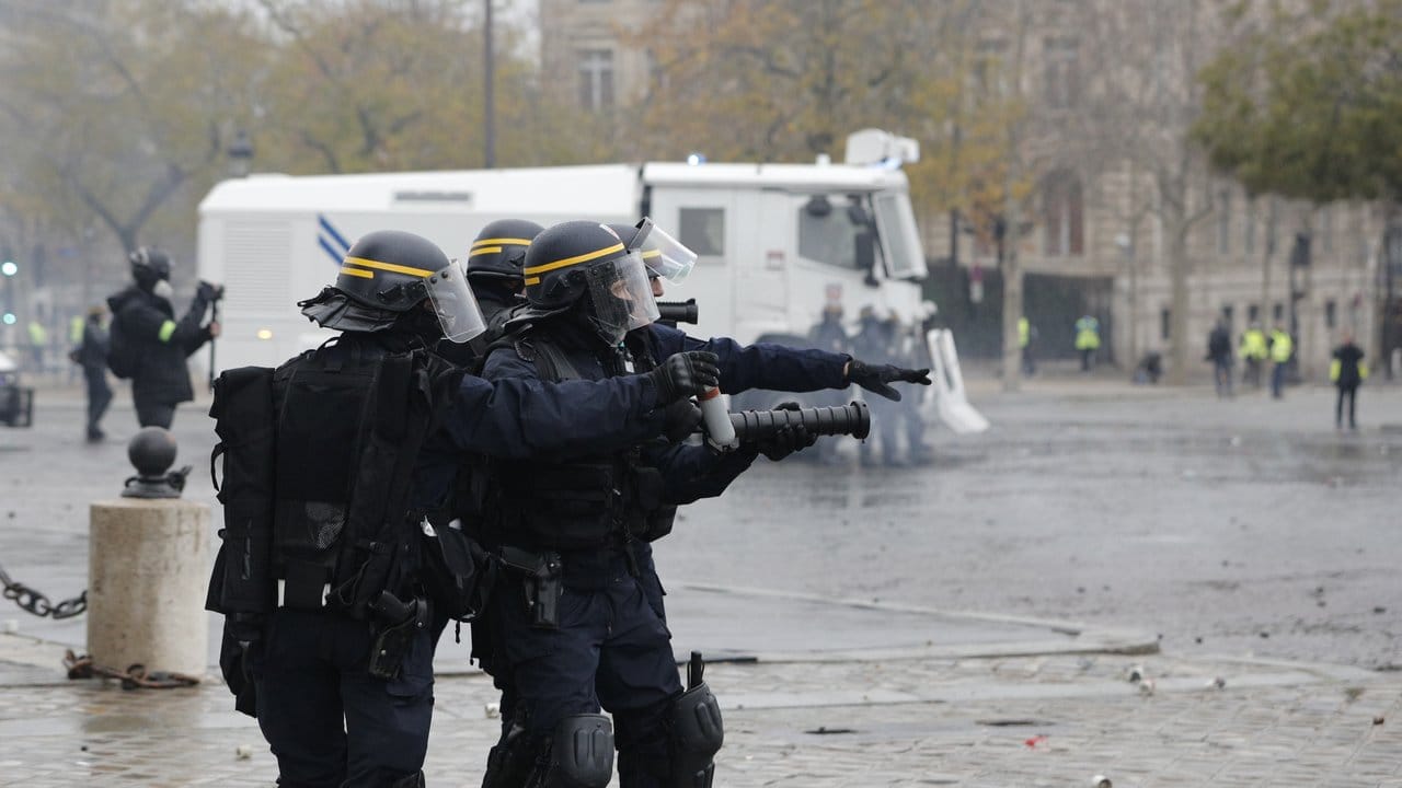 Polizisten im Einsatz an der Champs-Élysées.