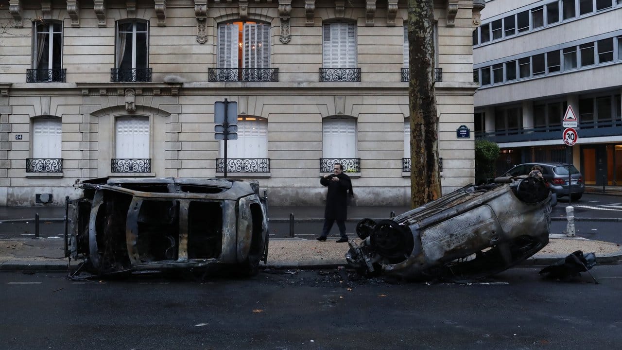 Ausgebrannte Autos in der Nähe des Arc de Triomphe in Paris.