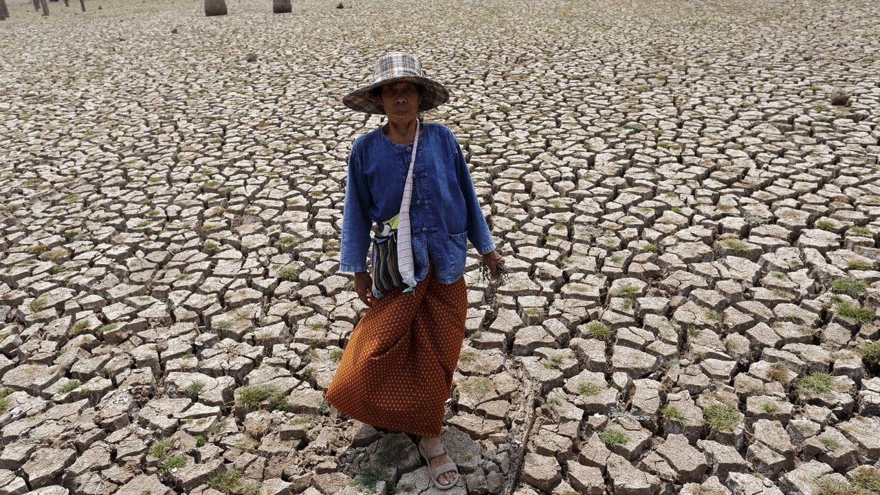 Thailand verdorrt: Ein Dorfbewohner bewegt sich auf dem Grund eines ausgetrockneten Stausees.