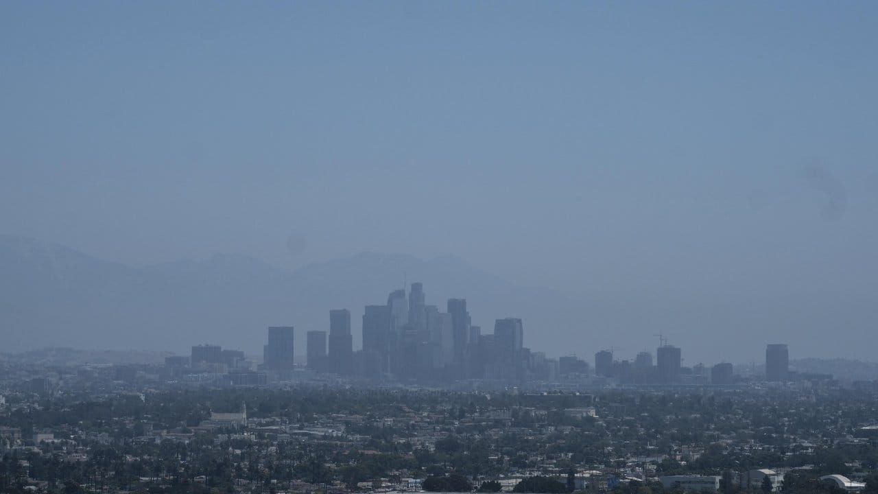 Smog in Los Angeles: Die Treibhausgas-Konzentration in der Atmosphäre ist noch nie so schnell gestiegen wie im vergangenen Jahr.