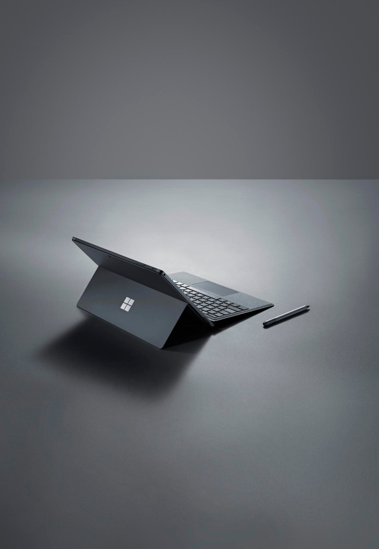 Die Surface-Reihe von Microsoft hat ein reguläres Windows an Bord. Das Surface Pro 6 gibt es je nach Ausstattung ab 1049 Euro.