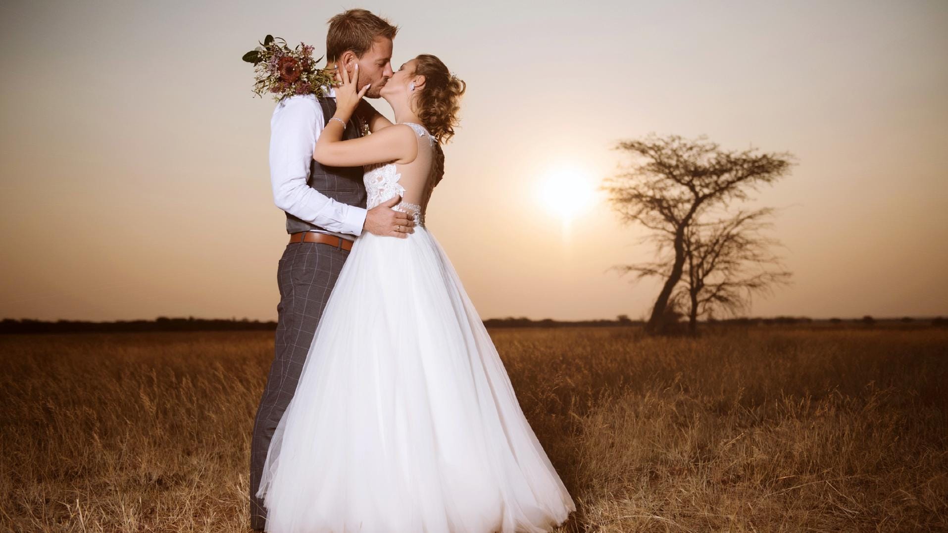 Sonnenuntergang in Namibia: Ein perfektes Hochzeitsfoto.