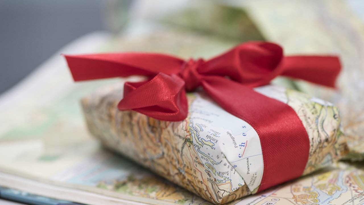 Landkarten aus alten Büchern ergeben ein schönes - und ungewöhnliches - Geschenkpapier.