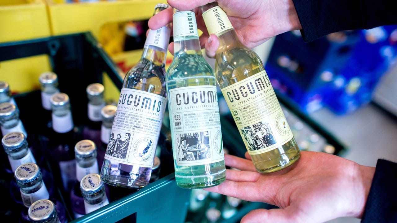 Limonaden der Marke Cucumis gibt es in den Geschmacksrichtungen Lavendel, Gurke und Kamille. Limonaden der Marke Cucumis gibt es in den Geschmacksrichtungen Lavendel, Gurke und Kamille.