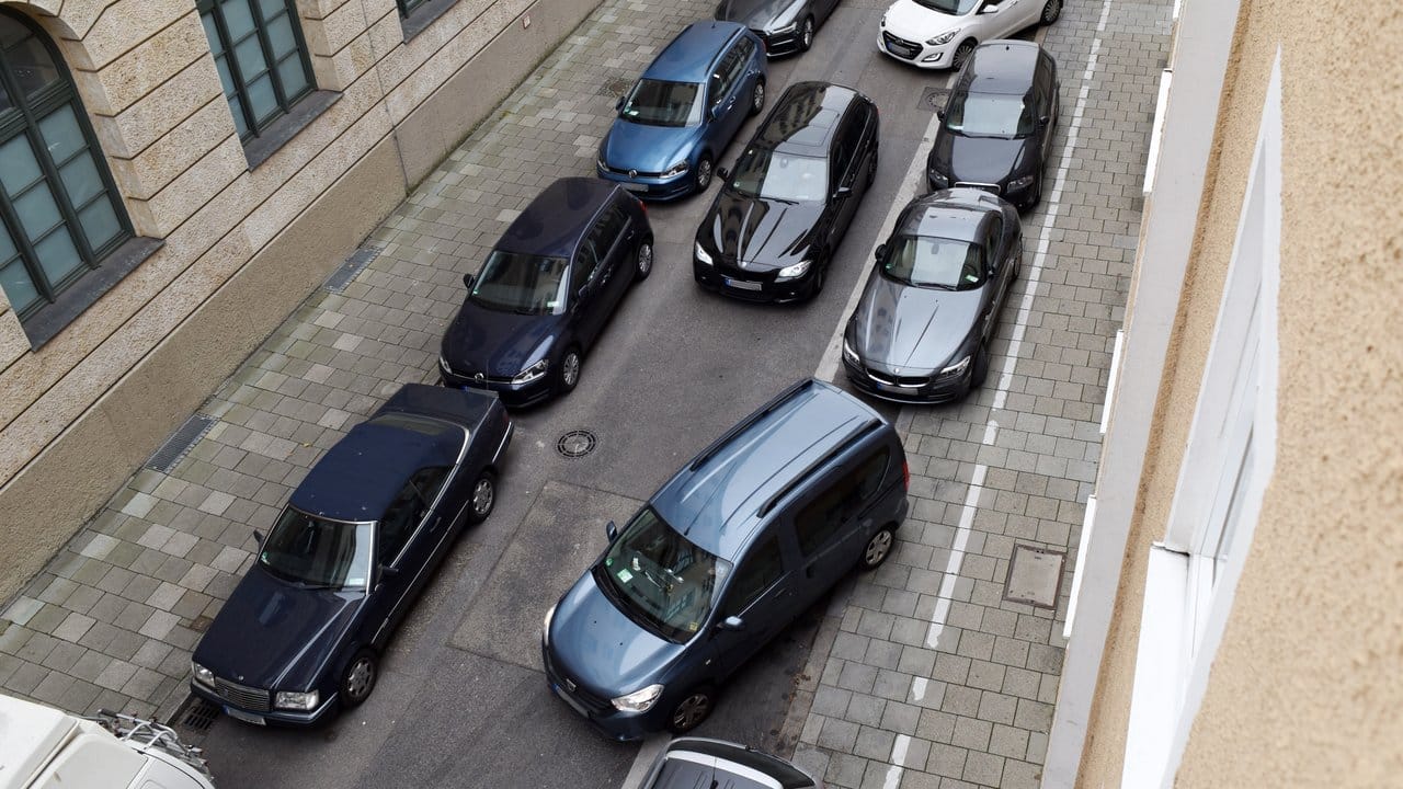 Kuddelmuddel: Gerade in engen Straßen können parkende Autos durchaus zum Hindernis werden.