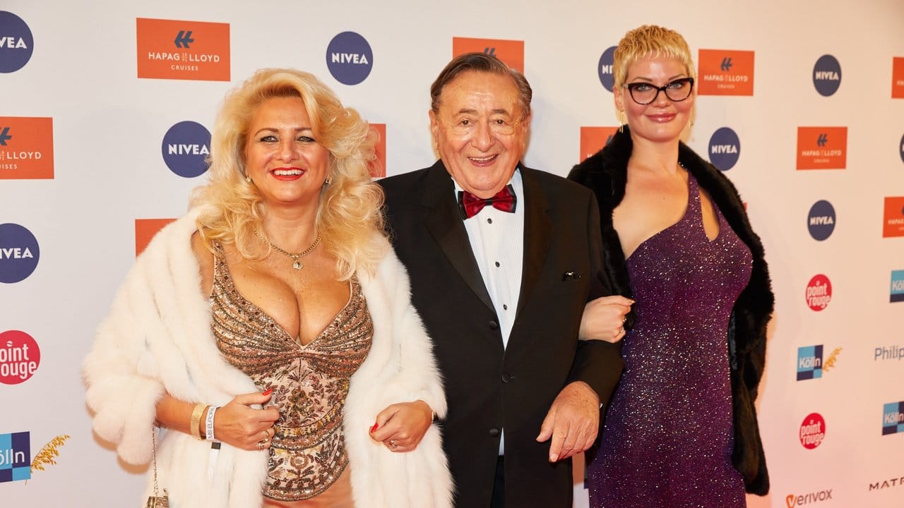 Richard Lugner kommt mit Sonja Schönanger (l) und Anastasia Müller zur Party.