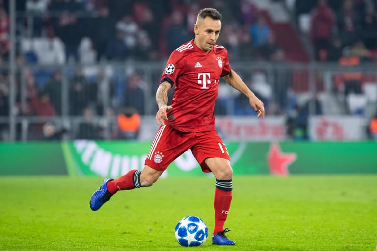 Sein Vertrag läuft im Sommer 2019 aus: Außenverteidiger Rafinha (33) kann die Bayern im Sommer nach acht Jahren ablösefrei verlassen.