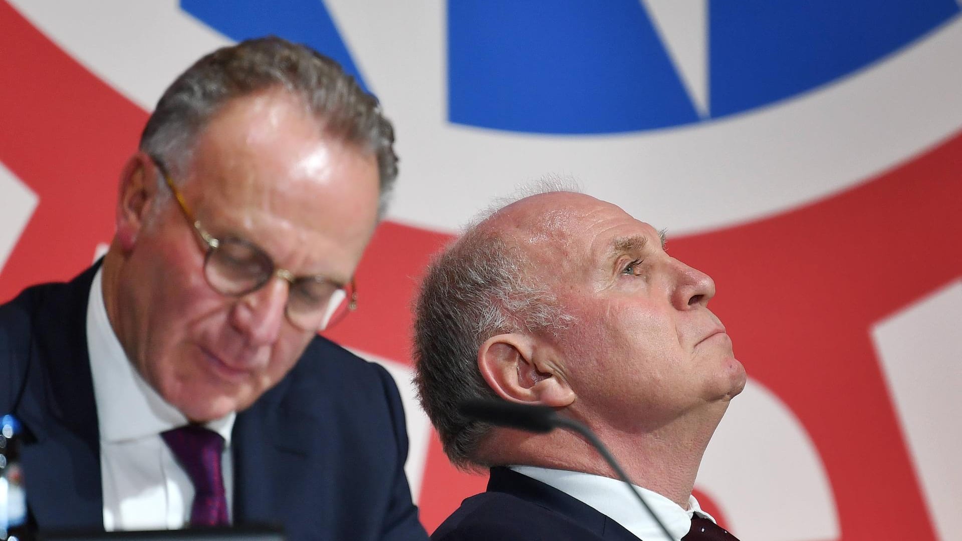 Karl-Heinz Rummenigge (l.) und Uli Hoeneß planen den Umbruch des FC Bayern: Altgediente Profis sind vor dem Absprung, junge und hungrige Stars werden kommen. Rund 200 Millionen stehen für die größte Münchner Transferoffensive aller Zeiten im Raum.