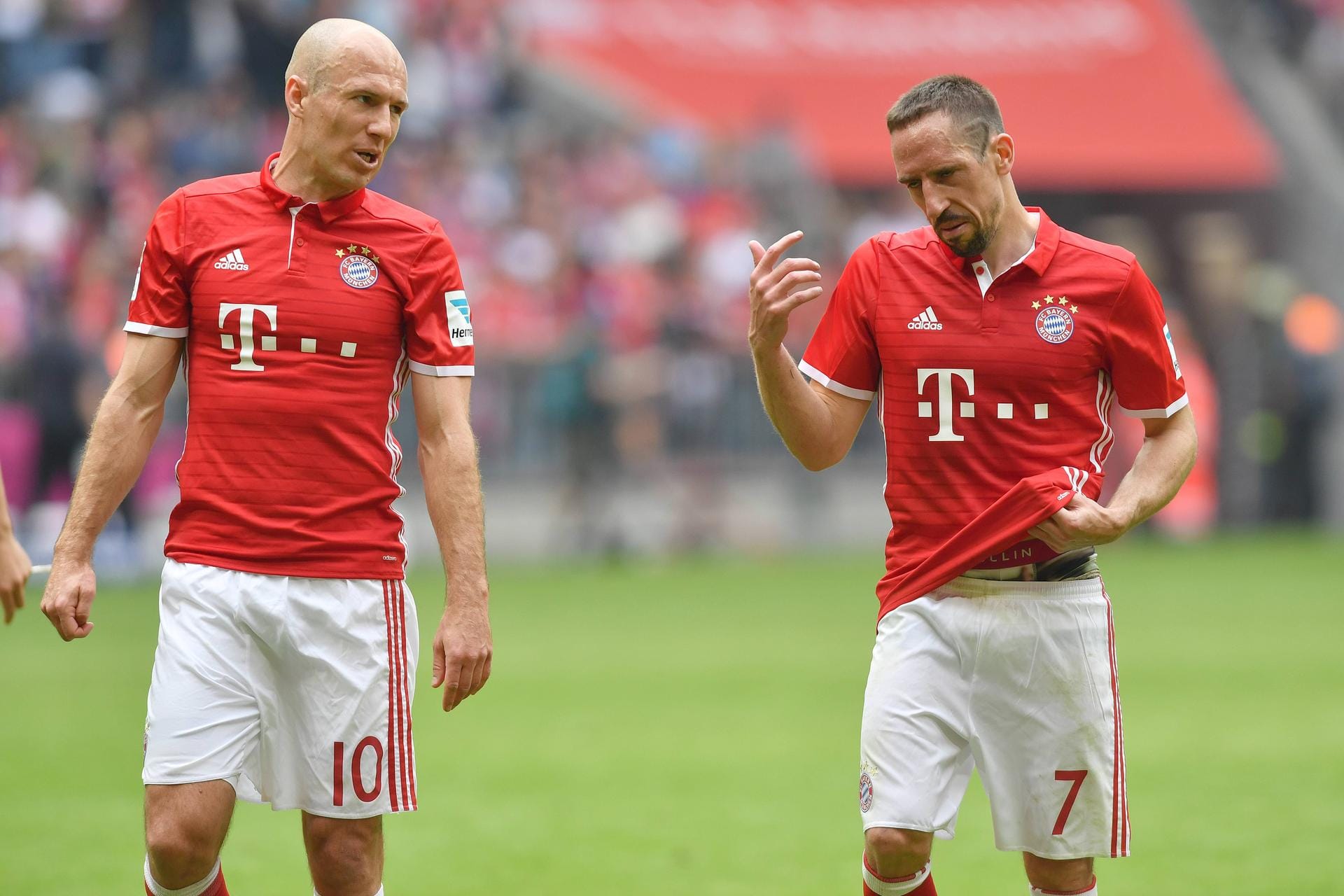 Die alte Flügelzange "Robbery" sagt Servus. Arjen Robben (34) wird die Bayern im Sommer verlassen wird. Auch der Vertrag von Franck Ribéry (35) läuft im Sommer aus.