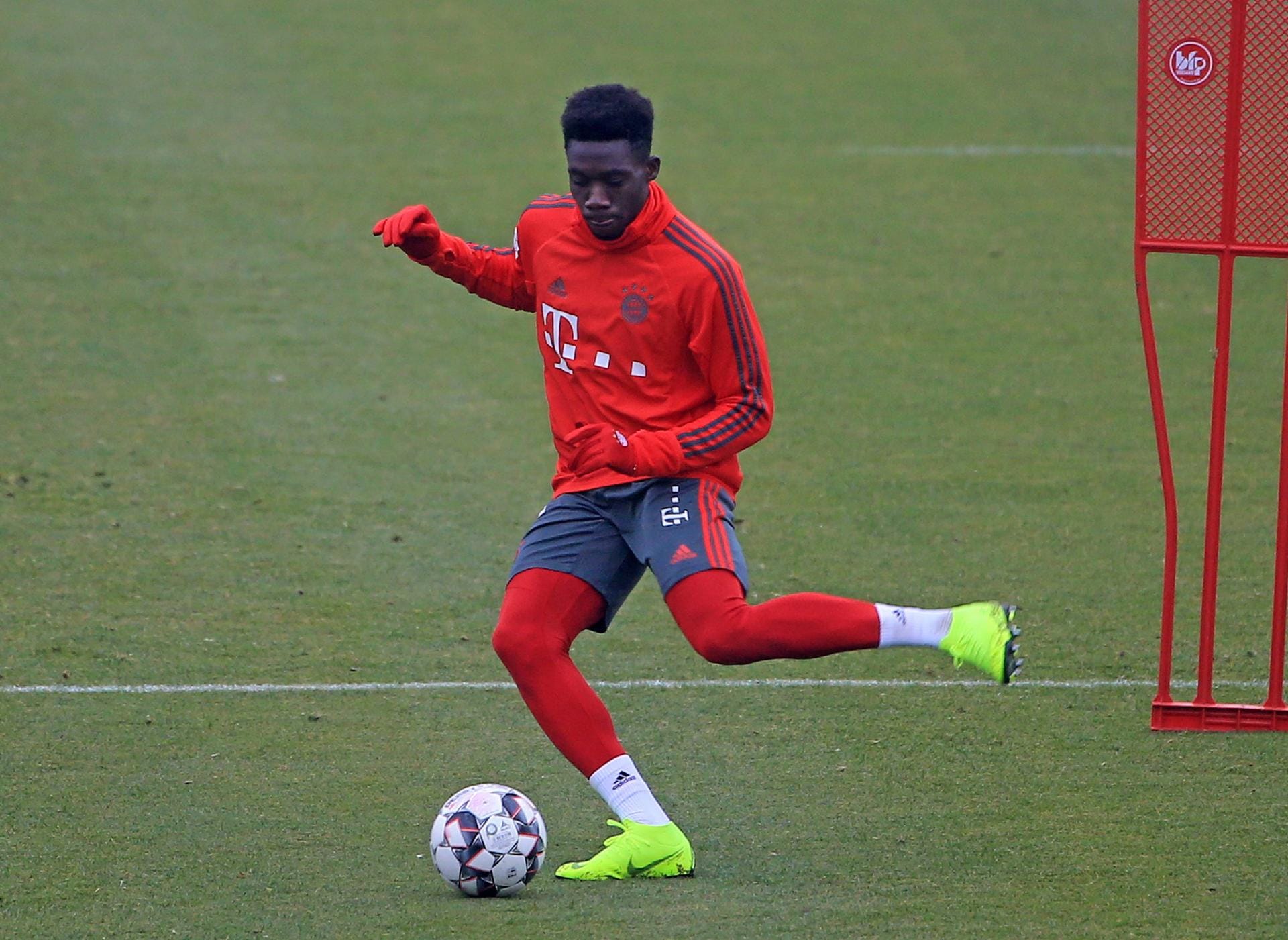 Steht als erster Winterneuzugang bereits fest: Alphonso Davies. Das kanadische Supertalent verstärkt den FC Bayern ab 1. Januar 2019. Der 18-Jährige kam für 10 Millionen Euro von den Vancouver Whitecaps (MLS). Position: Linksaußen und damit möglicher Nachfolger von Franck Ribéry.