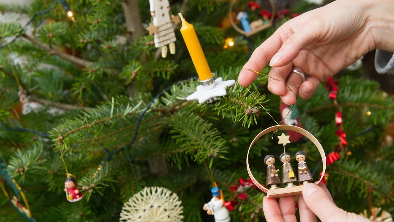 Pro Viertel Meter Höhe bieten sich je nach Durchmesser zehn bis 20 Dekorationselemente für den Weihnachtsbaum an.