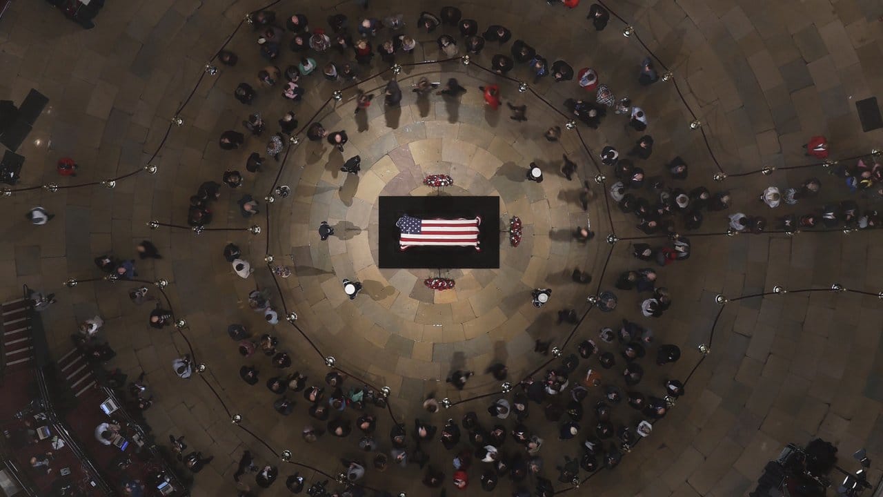 Der mit einer Fahne verhüllte Sarg des ehemaligen US-Präsidenten George Bush in der Rotunde des US-Kapitols.