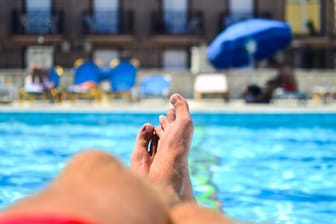 Beine am Beckenrand: Im Schwimmbad können Sie sich schnell einen Fußpilz einfangen.