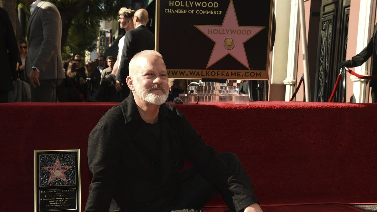 Ryan Murphy hinter seinem Stern auf dem Hollywood Walk of Fame. Ryan Murphy hinter seinem Stern auf dem Hollywood Walk of Fame.