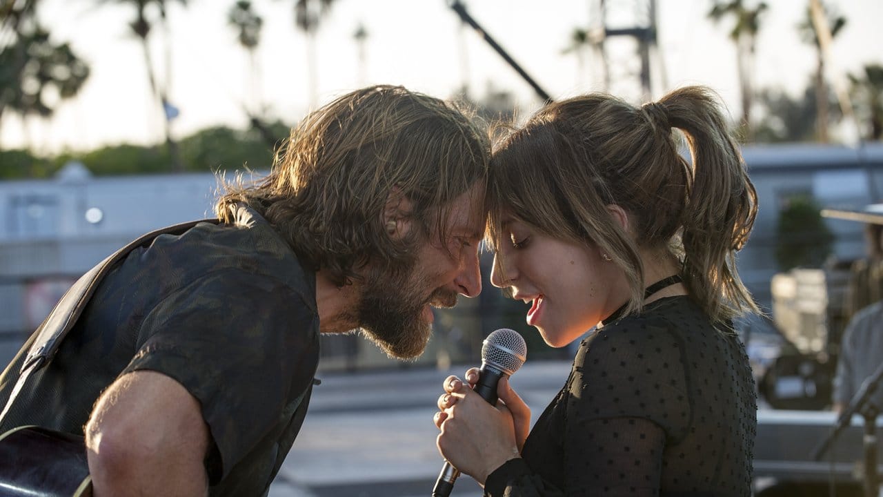 Bradley Cooper als Eddie Brock und Lady Gaga als Ally in einer Szene des Films "A Star Is Born": Bradley Cooper als Eddie Brock und Lady Gaga als Ally in einer Szene des Films "A Star Is Born":