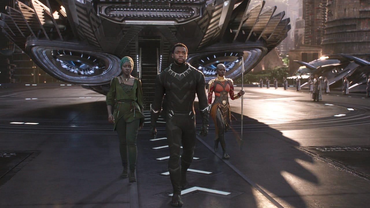 Nakia (Lupita Nyong'o, l-r), T'Challa/Black Panther (Chadwick Boseman) und Okoye (Danai Gurira) in einer Szene des Films "Black Panther". Nakia (Lupita Nyong'o, l-r), T'Challa/Black Panther (Chadwick Boseman) und Okoye (Danai Gurira) in einer Szene des Films "Black Panther".