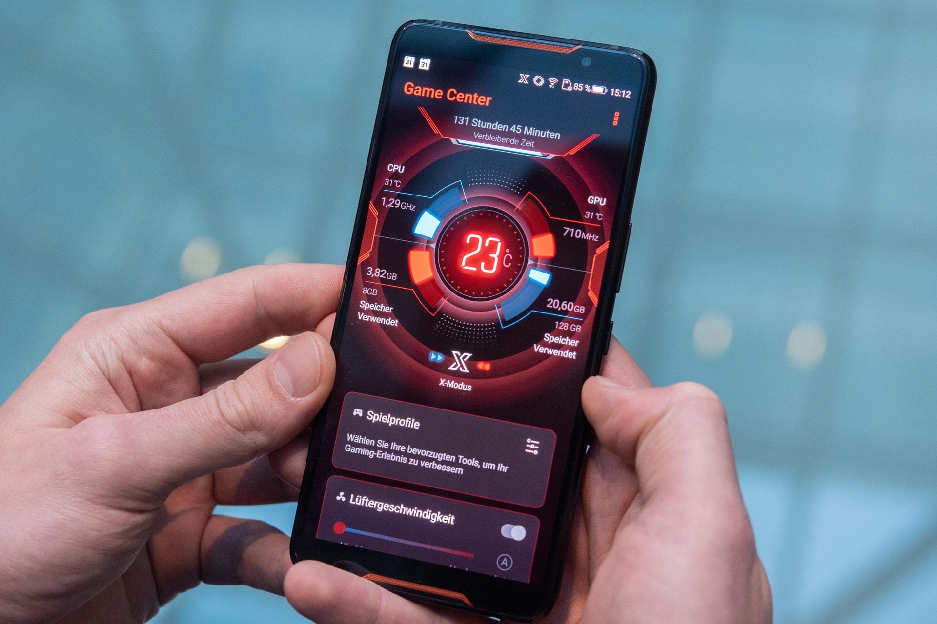 Im vorinstallierten Game Center des Asus ROG Phone können Nutzer unter anderem die Taktfrequenz des Prozessors festlegen oder Werte wie die Temperaturen von CPU und GPU kontrollieren.