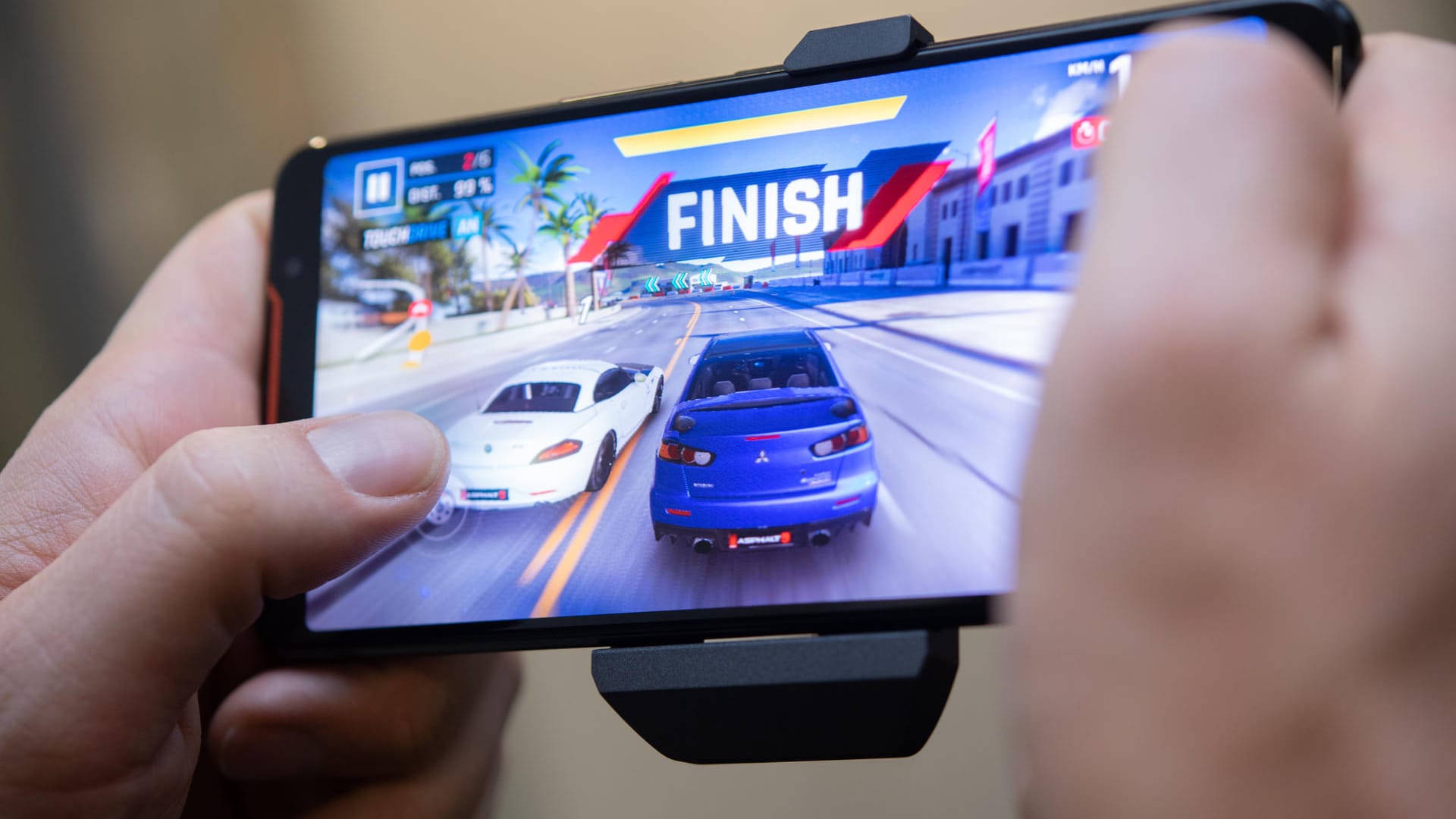 Das vorinstallierte Rennspiel "Asphalt 9 Legends" demonstriert die grafische Kompetenz des Asus ROG Phone.