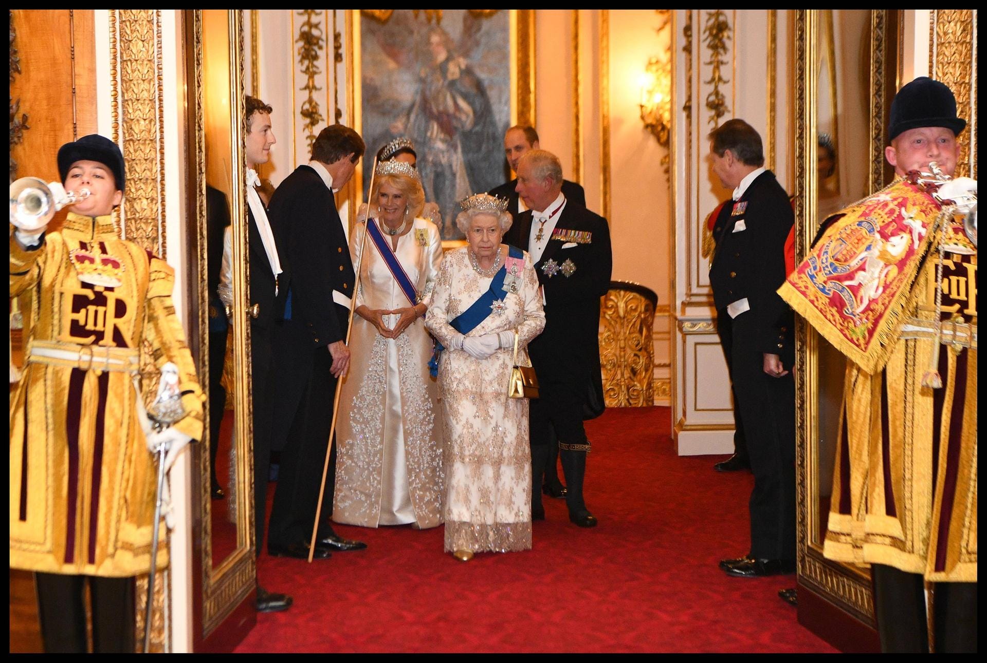Hier kommt die Queen: Das Oberhaupt der Briten-Royals wählte ebenfalls ein cremefarbenes Kleid, genau wie ihre Schwiegertochter Camilla.
