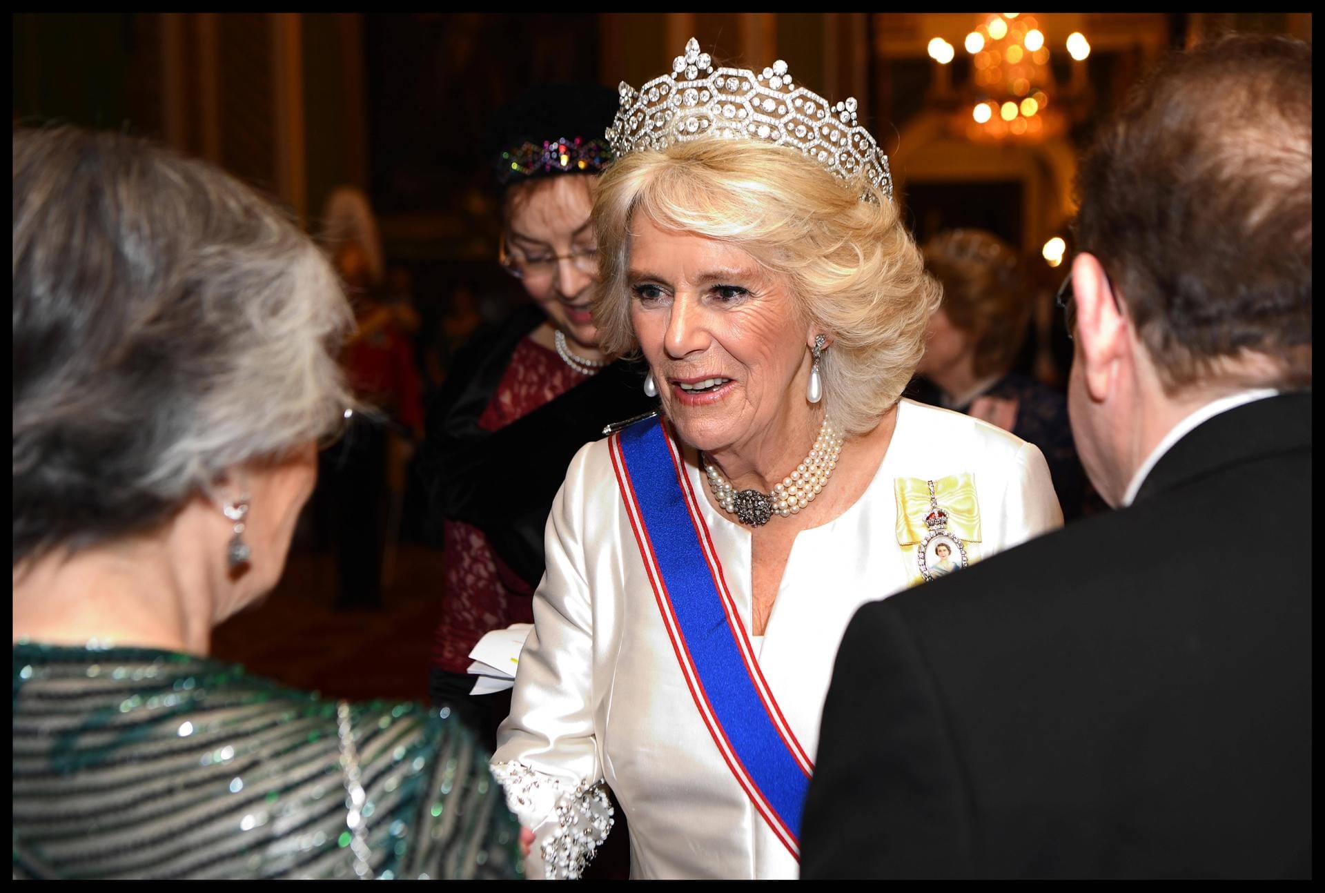 Royaler Glamour: Auch Herzogin Camilla kam mit Kronjuwelen geschmückt.
