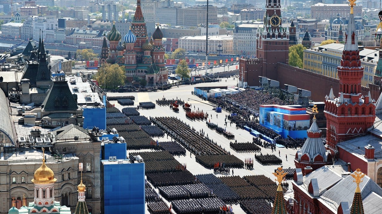 Militärparade in Moskau: Kremlchef Putin droht mit der Entwickjlung neuer Raketen.
