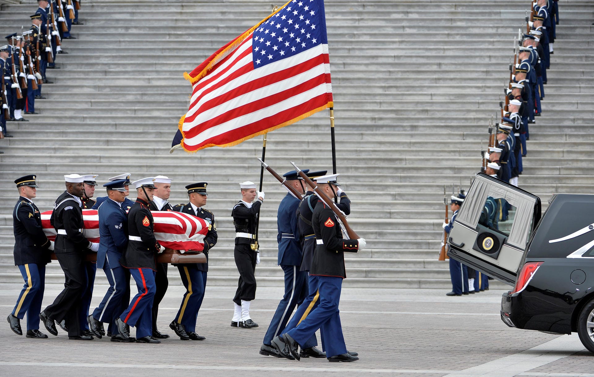 Soldaten tragen den Sarg von George H.W. Bush aus dem Kapitol in Washington: Dort war der frühere US-Präsident, der am Freitag im Alter von 94 Jahren verstarb, seit Montag aufgebahrt.