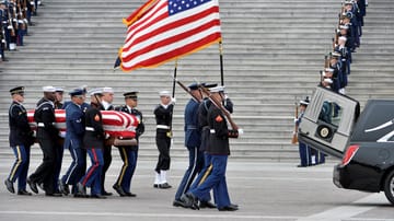 Soldaten tragen den Sarg von George H.W. Bush aus dem Kapitol in Washington: Dort war der frühere US-Präsident, der am Freitag im Alter von 94 Jahren verstarb, seit Montag aufgebahrt.