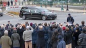 Tausende Trauernde säumen den Straßenrand, während die Limousine mit Bushs Sarg vom Kapitol zur Nationalen Kathedrale fährt. Zur Trauerfeier in der Kirche wurden zahlreiche Staatsgäste erwartet, darunter auch Angela Merkel.