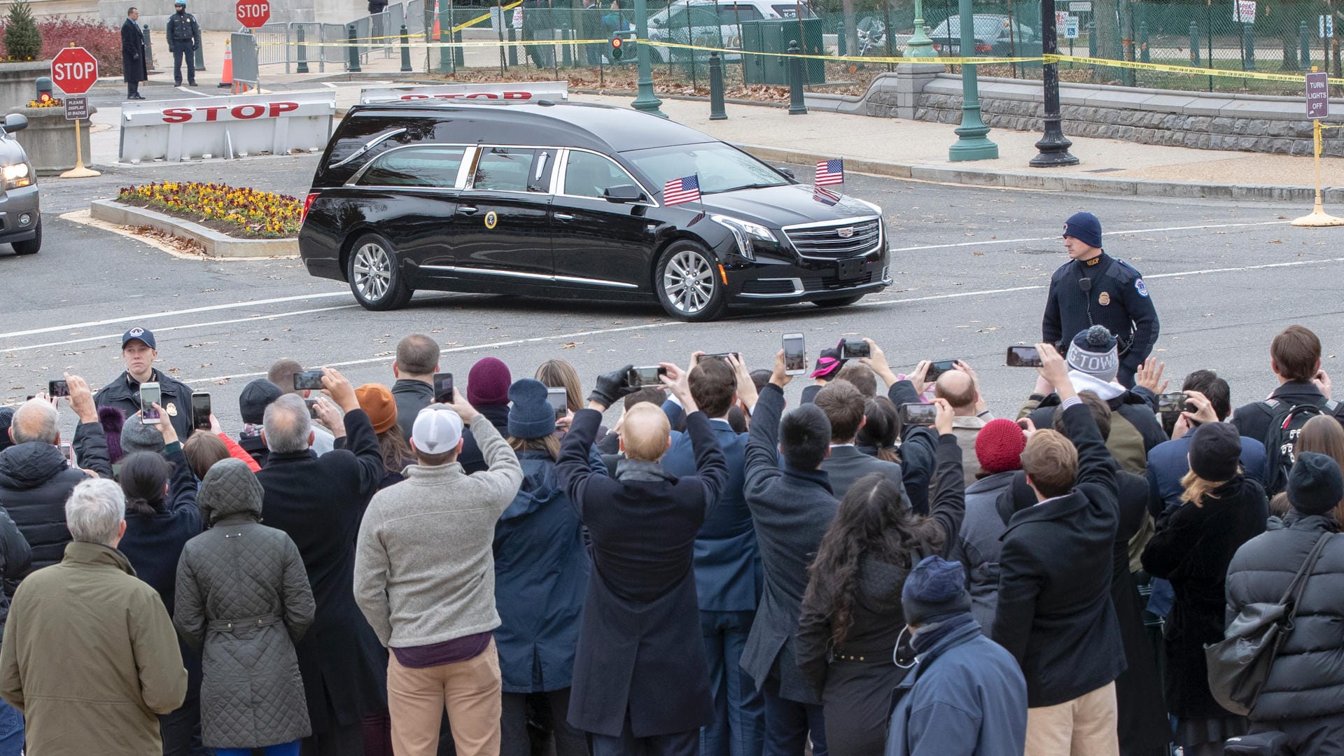 Tausende Trauernde säumen den Straßenrand, während die Limousine mit Bushs Sarg vom Kapitol zur Nationalen Kathedrale fährt. Zur Trauerfeier in der Kirche wurden zahlreiche Staatsgäste erwartet, darunter auch Angela Merkel.