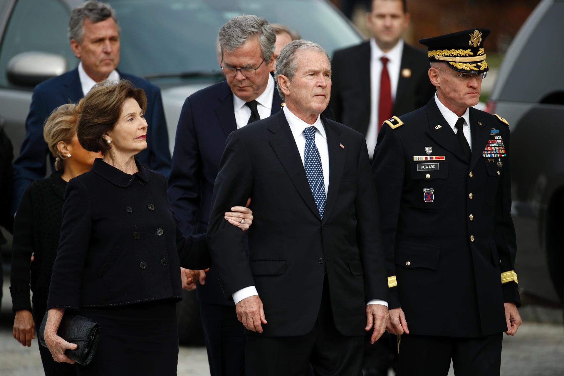 Vor der Kathedrale warten Bushs Sohn George W. Bush und dessen Frau Laura auf die Ankunft des Sarges: Der verstorbene Ex-Präsident hatte die letzten Worte vor seinem Tod an seinen Sohn gerichtet.