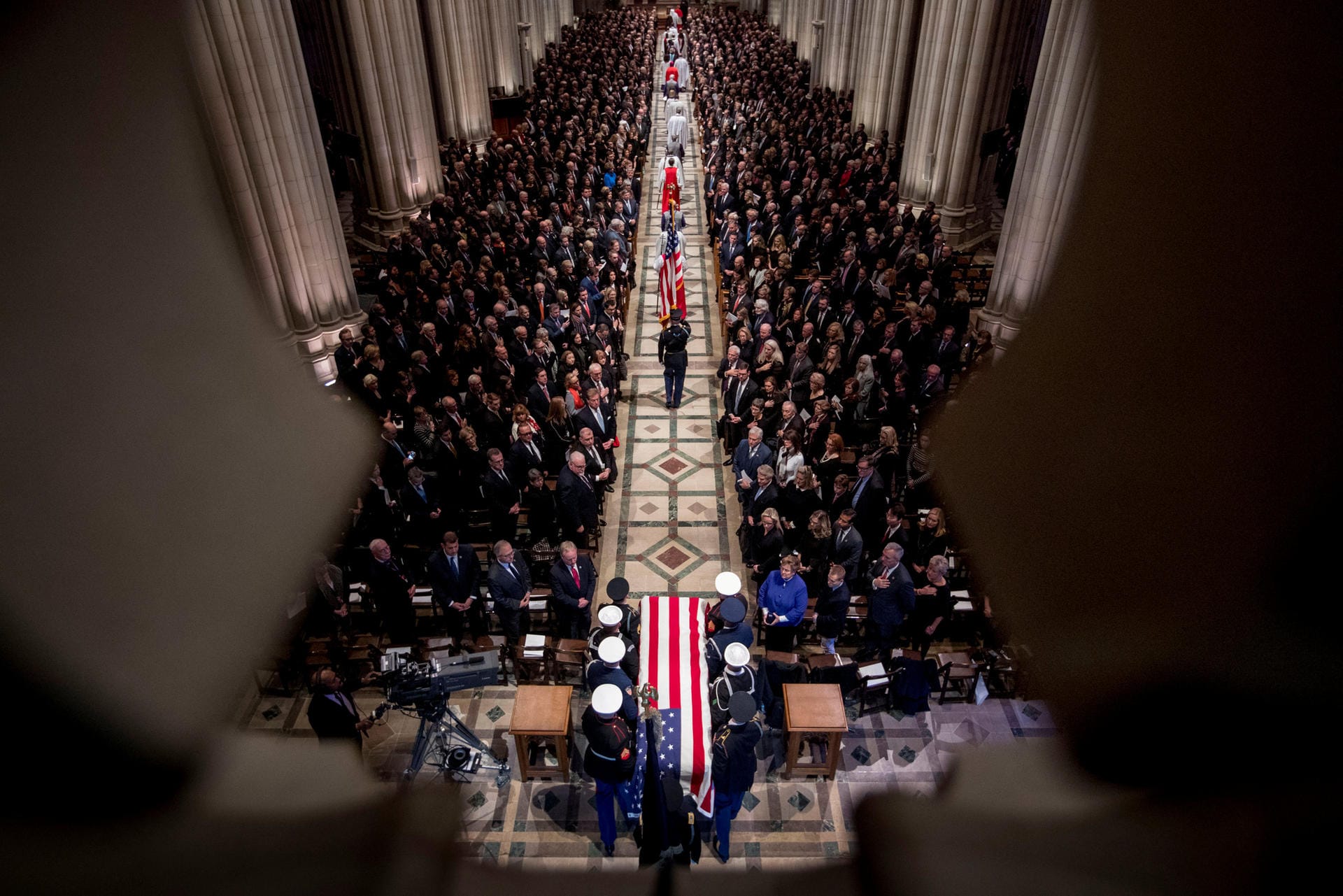 Bushs Sarg wird in die Kathedrale getragen: Zur Trauerfeier haben sich viele prominente Gäste angekündigt.