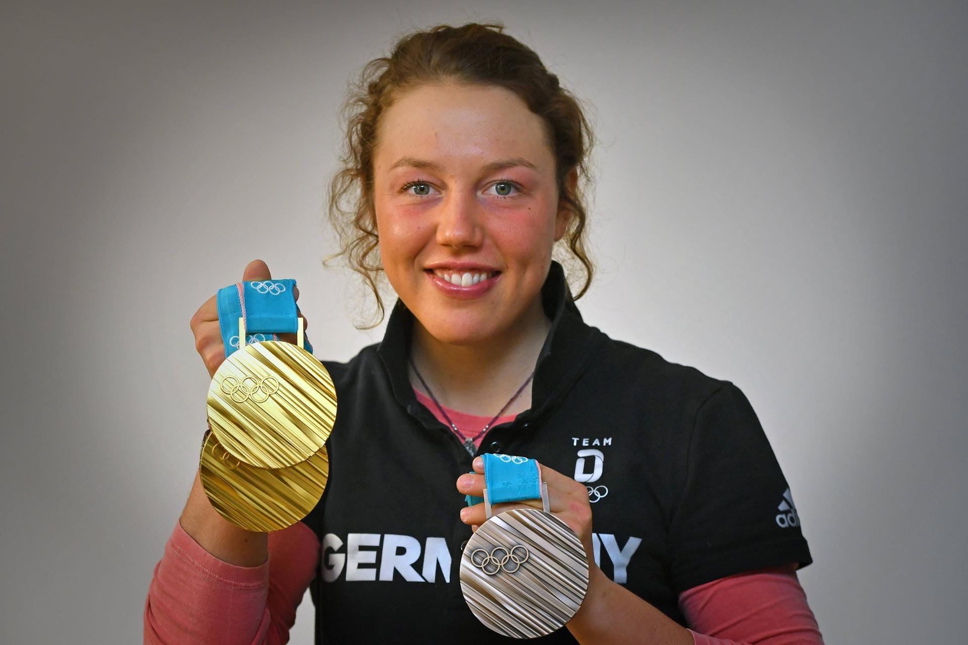Doppelolympiasiegerin Laura Dahlmeier aus Deutschland. Eigentlich ist die Biathlon-Königin immer eine heiße Anwärterin auf den Sieg der Gesamtwertung. Da sie aber mit gesundheitlichen Problemen zu kämpfen hat, könnte sie erst 2019 in den Weltcup einsteigen. Das wäre für einen Sieg im Gesamtweltcup wohl zu spät.