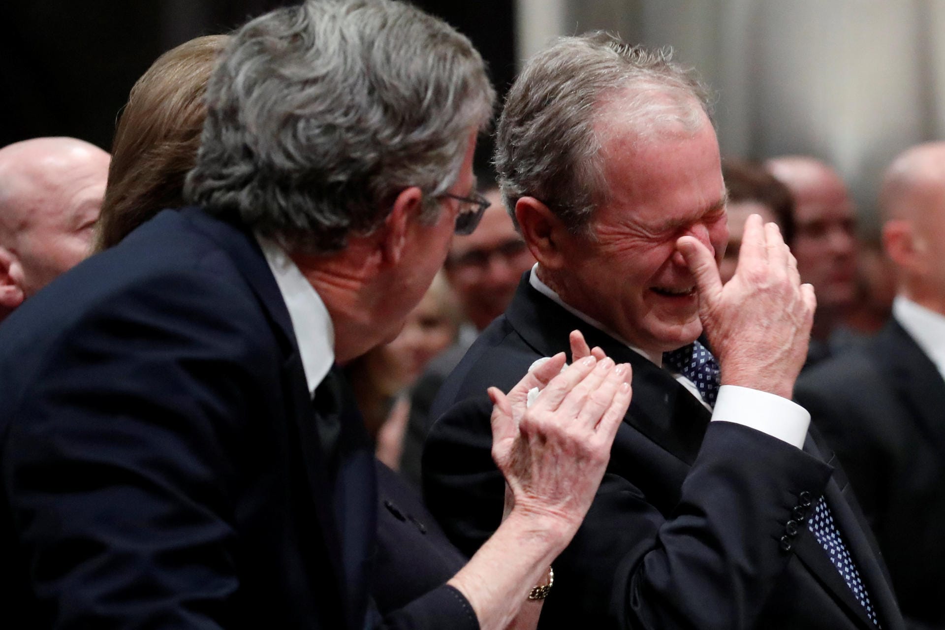 George W. Bush vergießt bei der Trauerfeier für seinen Vater Tränen: In einer bewegenden Ansprache nimmt er Abschied vom ehemaligen Präsidenten der USA.