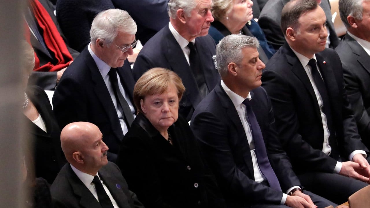 Bundeskanzlerin Merkel saß bei der Trauerfeier vor Prinz Charles.